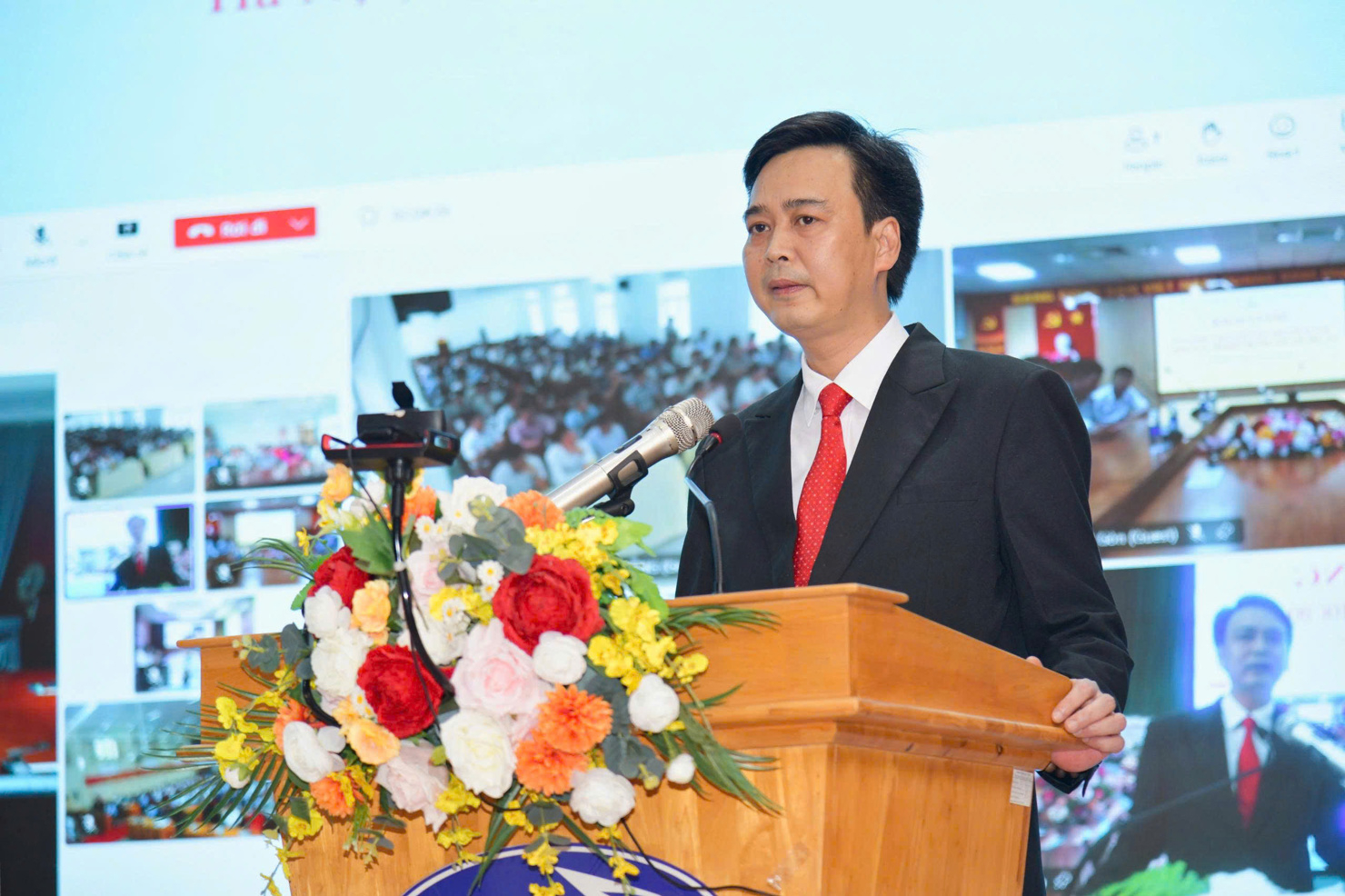 TS. Trương Trọng Vương - Hiệu trưởng Trường Cao đẳng Đường sắt phát biểu tại Lễ khai giảng. Ảnh: VNR