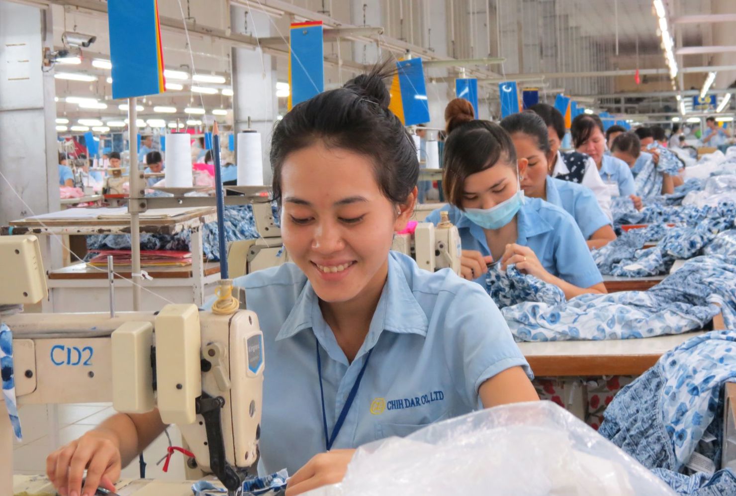 C&ocirc;ng nh&acirc;n l&agrave;m việc ở C&ocirc;ng ty May Ch&iacute; Đạt, tỉnh Long An