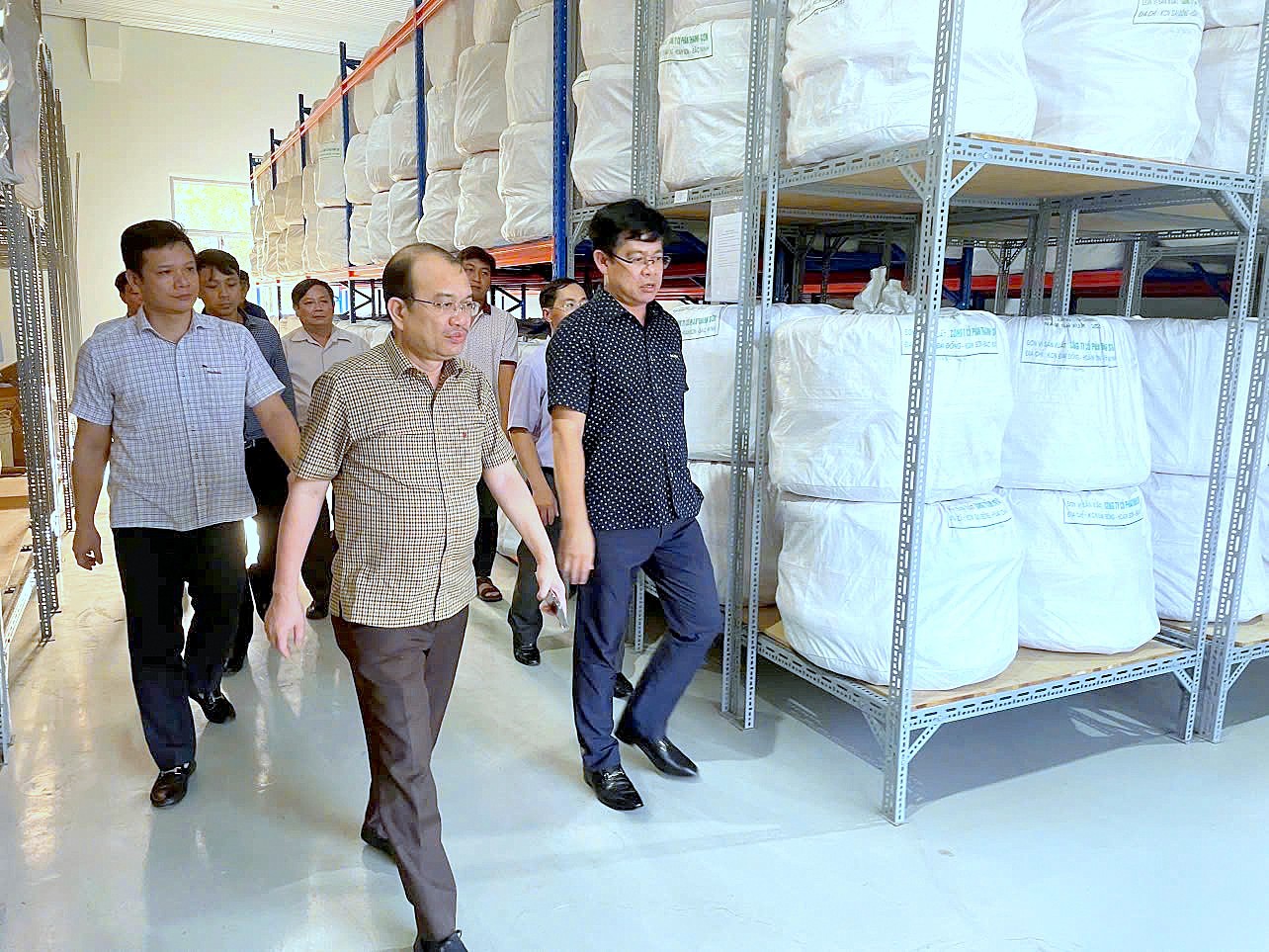 Phó Cục trưởng Phạm Vũ Anh cùng các thành viên Đoàn công tác số 2 kiểm tra công tác sắp xếp, dồn chuyển vật tư, thiết bị tại Điểm kho dự trữ Bến Cát.