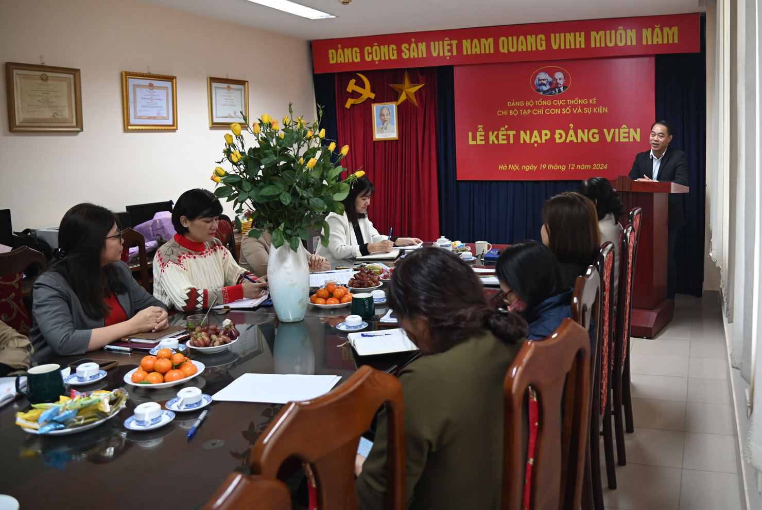 Chi bộ trực thuộc Đảng bộ Cục Thống k&ecirc; tổ chức kết nạp đảng vi&ecirc;n mới trong năm 2024