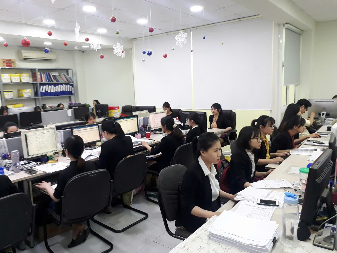 Hoạt động hỗ trợ hộ doanh nghiệp tại Đại lý thuế Trí Luật. Ảnh: Anh Phạm