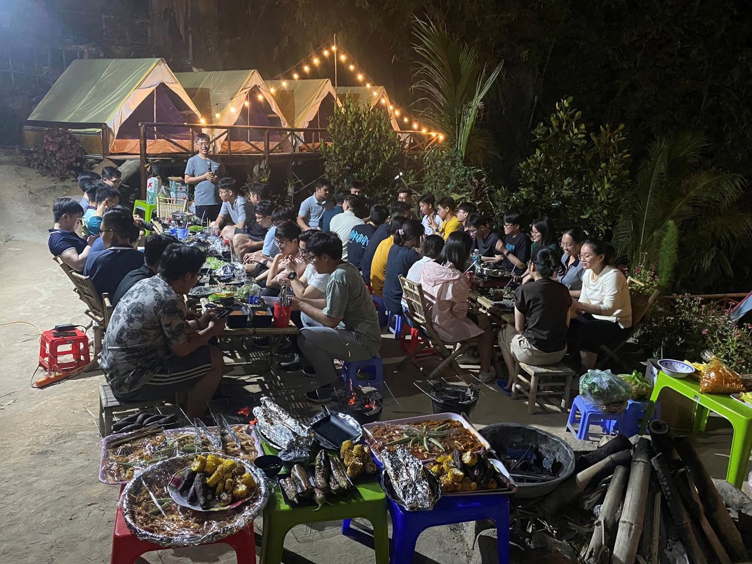 Giới trẻ trải nghiệm khám phá Thiên Cấm Sơn (nguồn: Thiên Cẩm Sơn Camping)