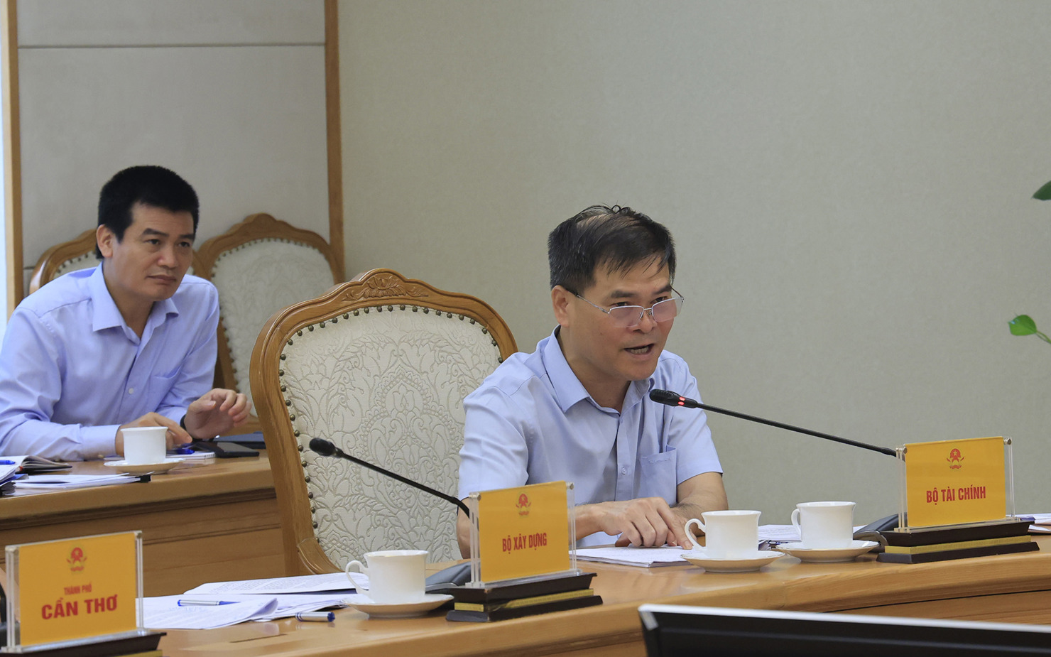Thứ trưởng Bộ Tài chính Bùi Văn Khắng phát biểu tại buổi làm việc. Ảnh: VGP.