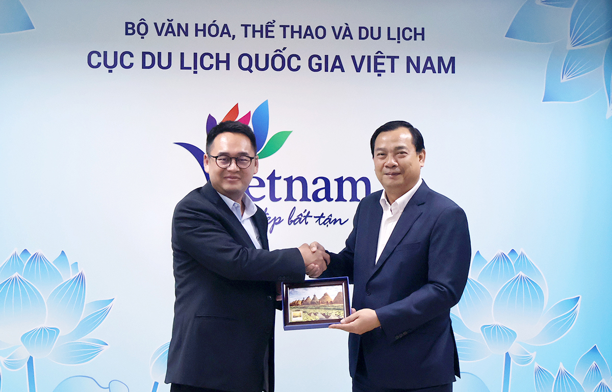 Cục trưởng Nguyễn Trùng Khánh tặng quà lưu niệm ông Wang Zi Ting. Ảnh: TITC