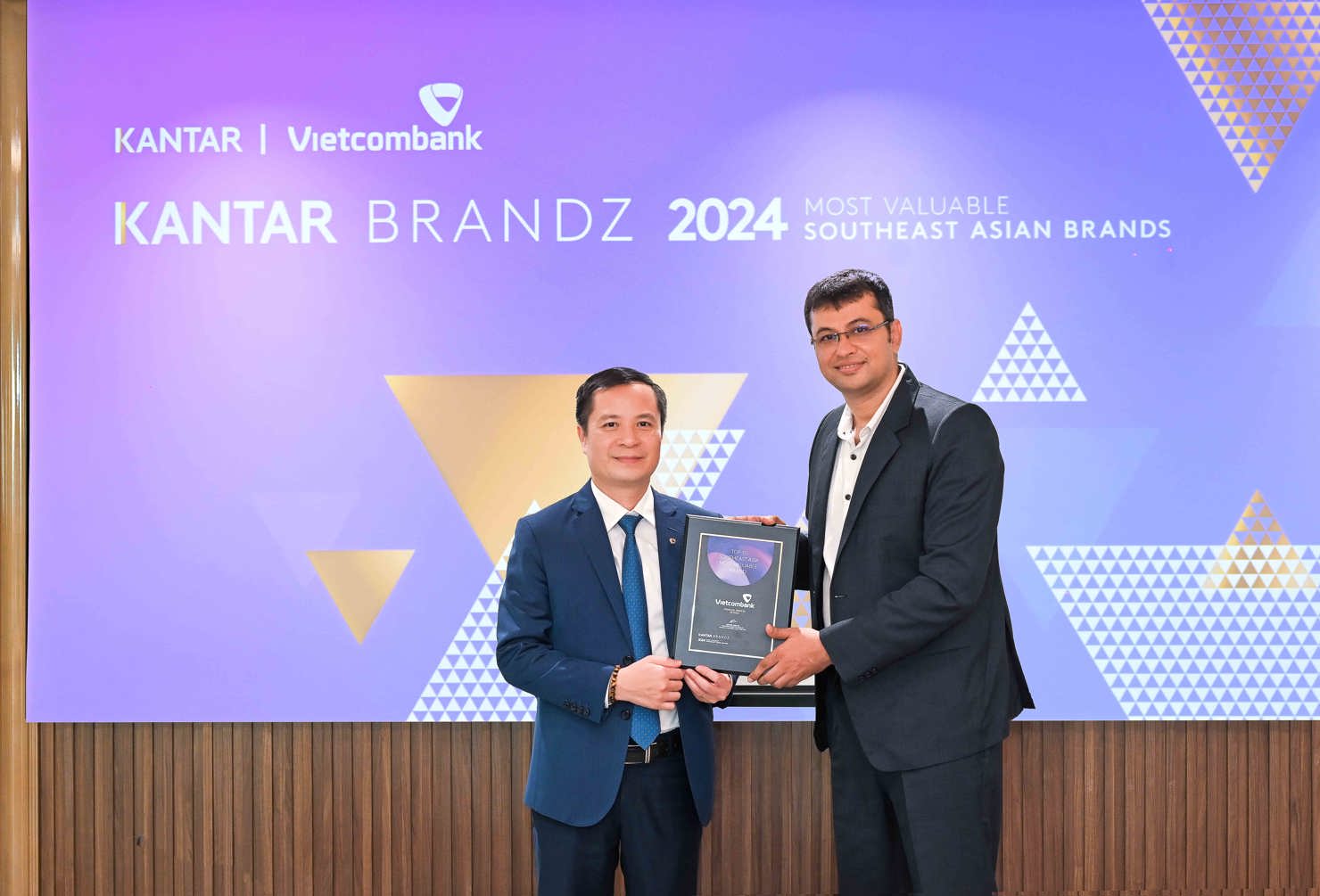 Đại diện Vietcombank, ông Lê Hoàng Tùng - Phó Tổng Giám đốc (bên trái) nhận chứng nhận “Top 30 thương hiệu giá trị nhất Đông Nam Á”