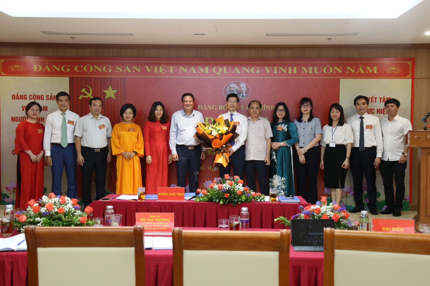 Đồng ch&iacute; Đỗ Văn Trường &ndash; Ph&oacute; B&iacute; thư chuy&ecirc;n tr&aacute;ch Đảng ủy Bộ T&agrave;i ch&iacute;nh tặng hoa ch&uacute;c mừng&nbsp;Đảng ủy Cục Quản l&yacute; gi&aacute;. Ảnh: H.D