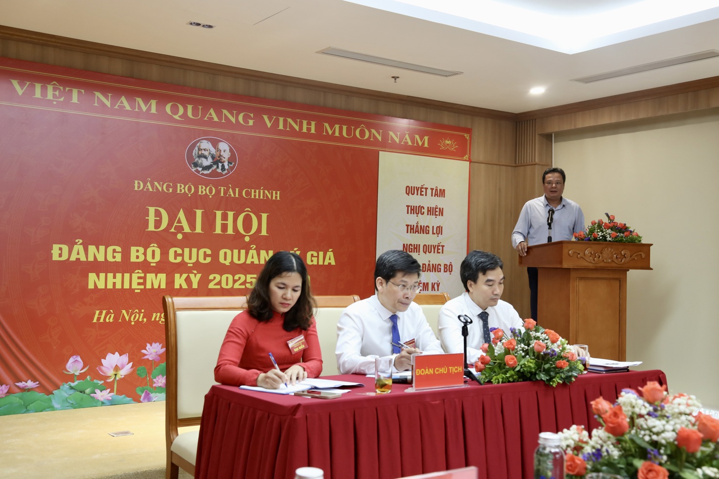 Dưới sự chỉ đạo của đồng ch&iacute; Đỗ Văn Trường &ndash; Ph&oacute; B&iacute; thư chuy&ecirc;n tr&aacute;ch Đảng ủy Bộ T&agrave;i ch&iacute;nh, Đo&agrave;n Chủ tịch Đảng bộ Cục Quản l&yacute; gi&aacute; nghi&ecirc;m t&uacute;c l&agrave;m việc. Ảnh: H.D