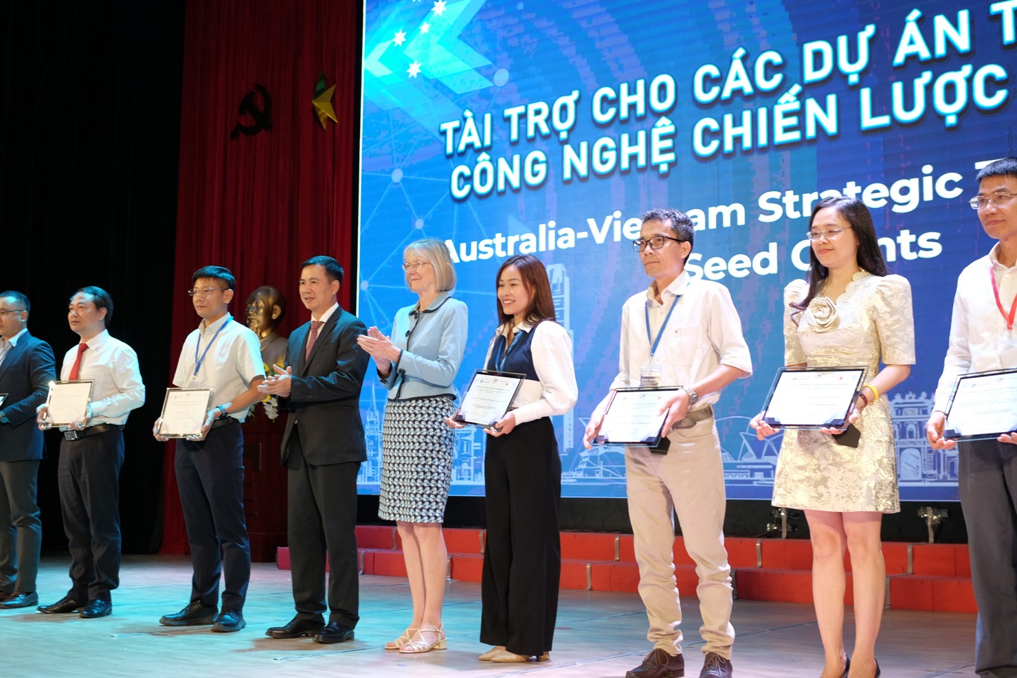 Đại sứ Australia Gillian Bird trao t&agrave;i trợ cho 8 dự &aacute;n hạt giống c&ocirc;ng nghệ chiến lược v&agrave; 19 Giải thưởng Phụ nữ trong C&ocirc;ng nghệ v&agrave; S&aacute;ng tạo.