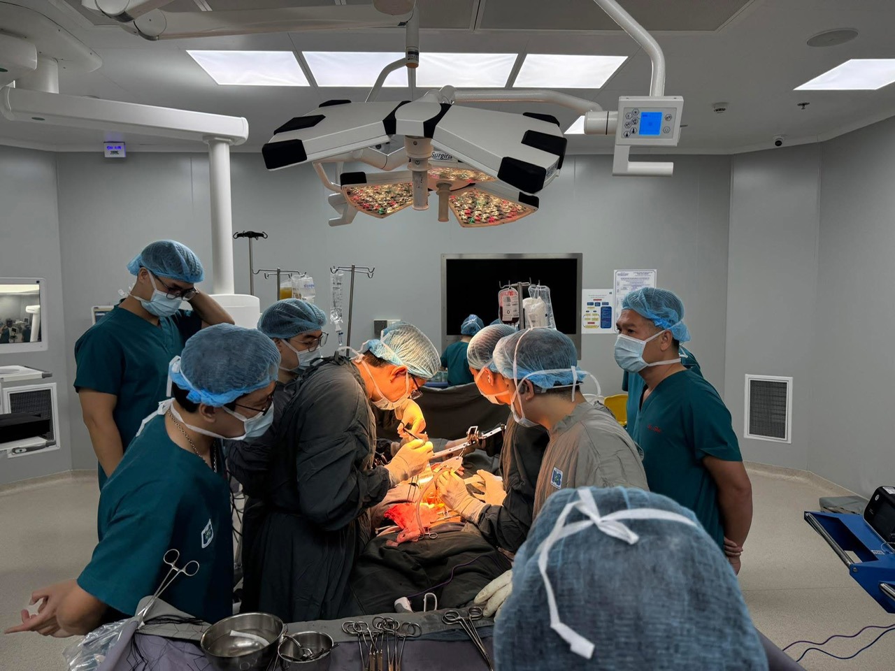 Các bác sĩ Bệnh viện Ung Bướu TP. Hồ Chí Minh thực hiện phẫu thuật điều trị cho bệnh nhân.