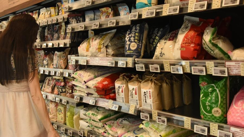 Khách hàng mua gạo tại một siêu thị ở Tokyo, Nhật Bản. (Ảnh: Tân Hoa xã)