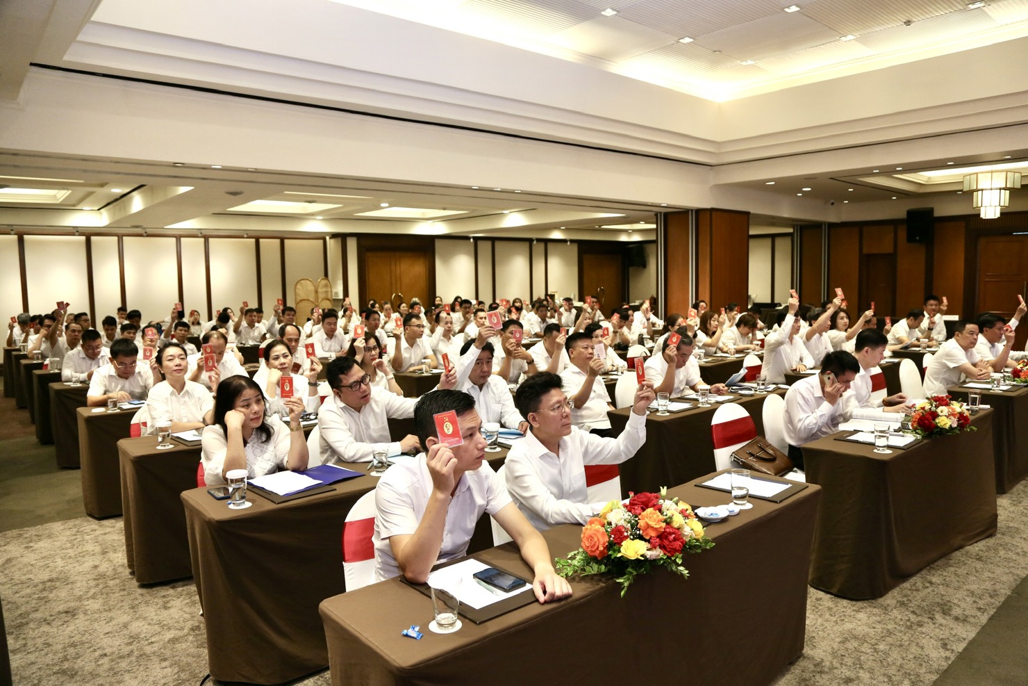 100% đại biểu tán thành, nhất trí thông qua dự thảo Nghị quyết Đại hội.