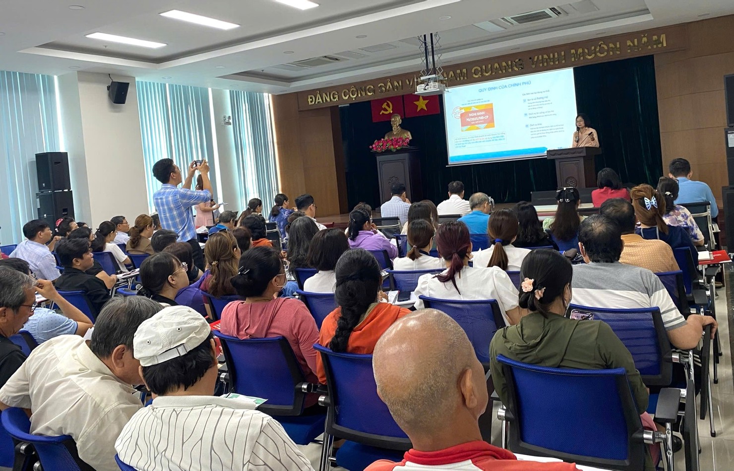 Bà Ngô Thanh Hạnh, Giám đốc Công ty TNHH đào tạo và tư vấn THTAX giới thiệu những điểm mới của Nghị định 70 cho các hộ kinh doanh. Ảnh: THTAX