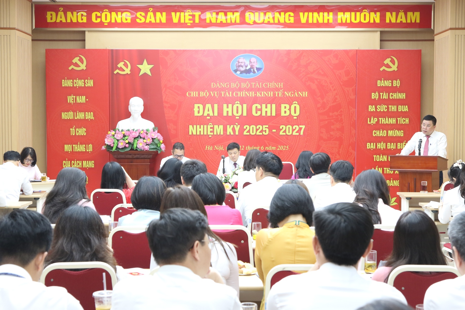 Đồng ch&iacute; L&ecirc; Tuấn Anh, Ph&oacute; B&iacute; thư Chi bộ tr&igrave;nh b&agrave;y B&aacute;o c&aacute;o tổng kết thực hiện Nghị quyết đại hội Chi bộ nhiệm kỳ 2022 - 2025 v&agrave; phương hướng, nhiệm vụ giải ph&aacute;p nhiệm kỳ 2025 -2027