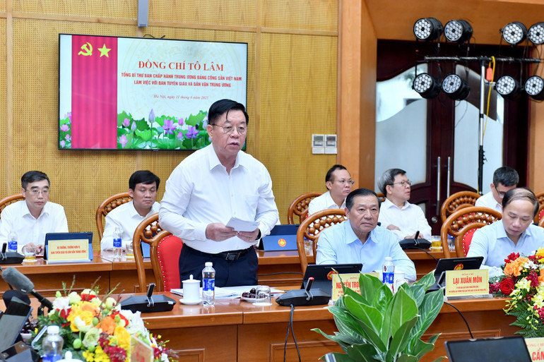 Trưởng Ban Tuyên giáo và Dân vận Trung ương Nguyễn Trọng Nghĩa phát biểu tại buổi làm việc. (Ảnh Đăng Khoa). 