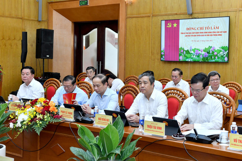 Các đồng chí lãnh đạo Ban Tuyên giáo và Dân vận Trung ương tham dự buổi làm việc. (Ảnh Đăng Khoa). 