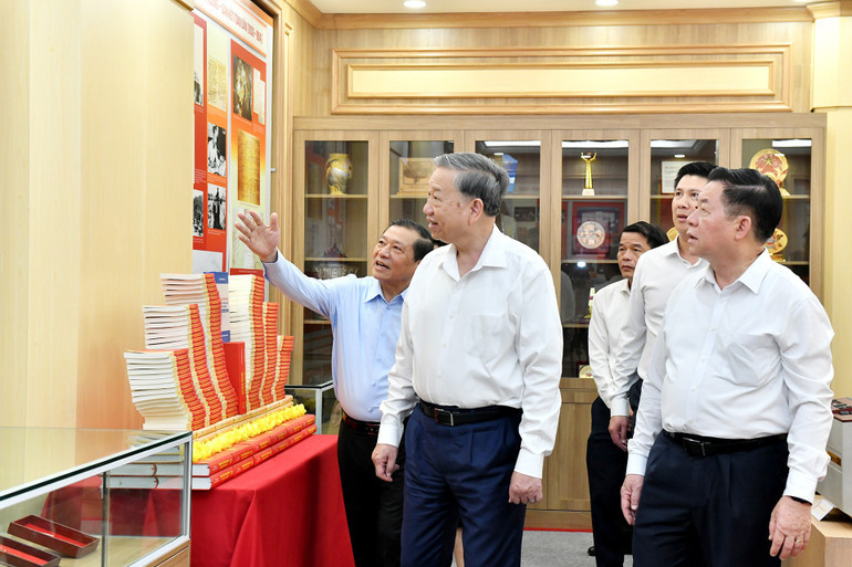 Tổng Bí thư Tô Lâm tham quan Phòng Truyền thống của Ban Tuyên giáo và Dân vận Trung ương. (Ảnh Đăng Khoa). 