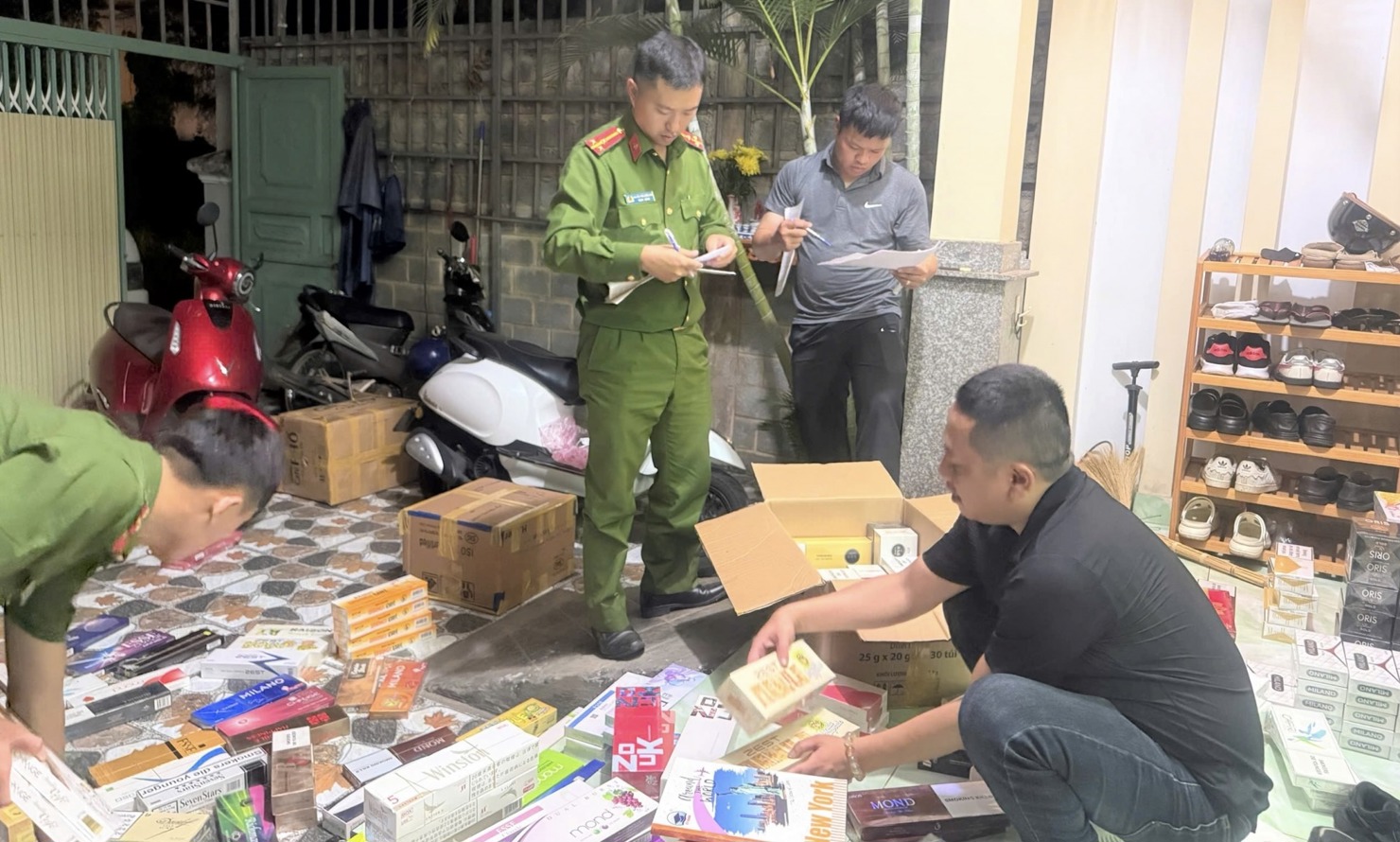 Công an tỉnh Lâm Đồng niêm phong, thu giữ thuốc lá lậu tại cơ sở của bà C.T.H và ông L.V.P.