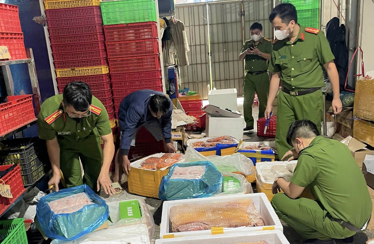 Công an tỉnh Lâm Đồng kiểm tra, xử lý một cơ sở kinh doanh, buôn bán thực phẩm không rõ nguồn gốc