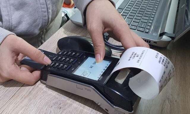 Khi bán hàng hóa, cung cấp dịch vụ thì người bán phải lập hóa đơn theo quy định. Ảnh: TL