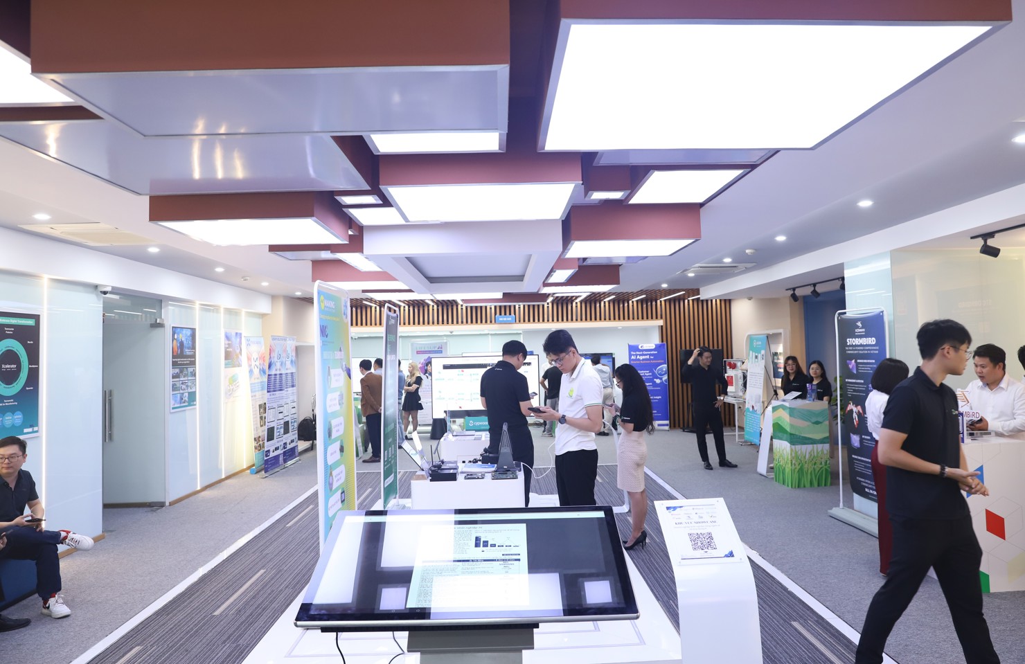 Khu vực triển l&atilde;m trưng b&agrave;y c&aacute;c giải ph&aacute;p AI ti&ecirc;u biểu trong nhiều lĩnh vực như sản xuất, gi&aacute;o dục, t&agrave;i ch&iacute;nh v&agrave; đ&ocirc; thị th&ocirc;ng minh. Ảnh: Quang H&ugrave;ng