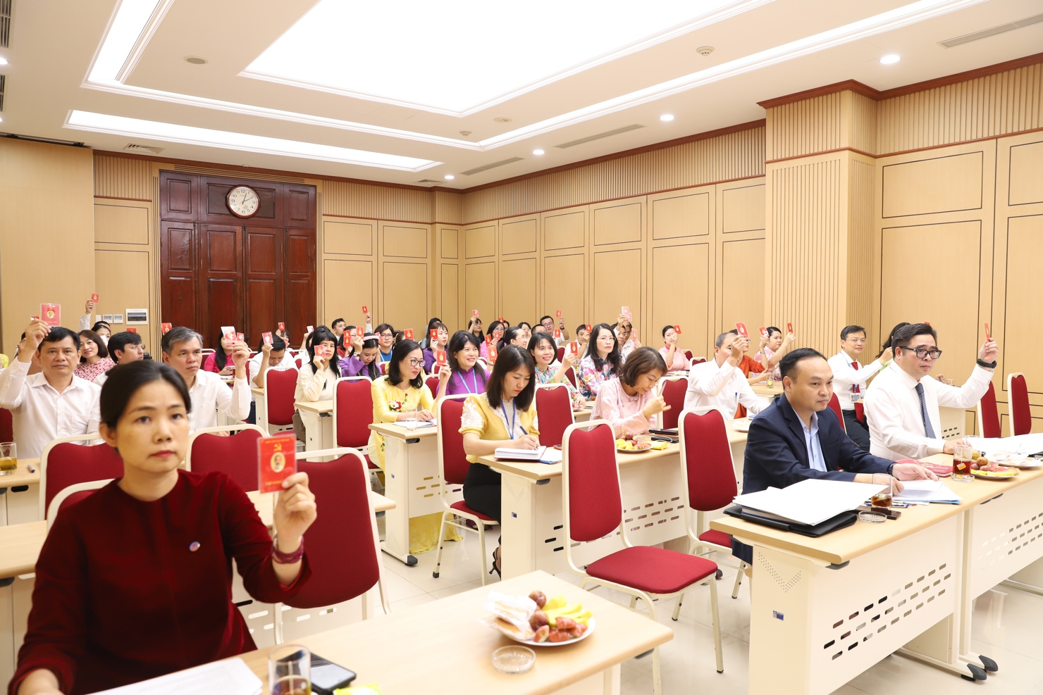 Chi bộ thống nhất th&ocirc;ng qua Nghị quyết Đại hội.&nbsp;