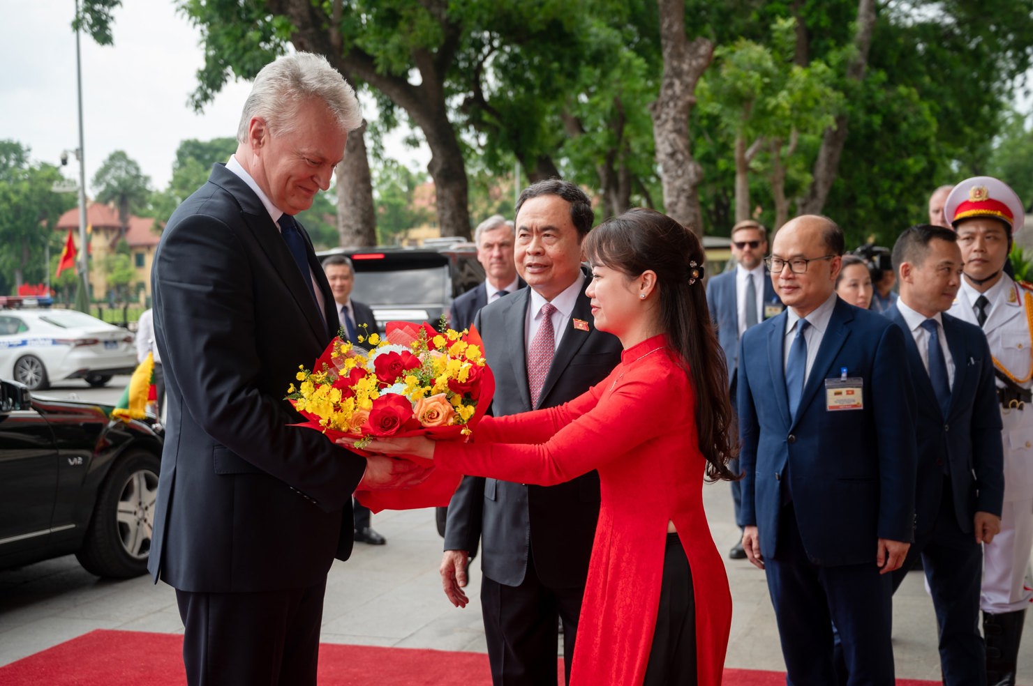 Chủ tịch Quốc hội Trần Thanh Mẫn đón Tổng thống Litva Gitanas Nauseda. Ảnh: Phạm Thắng