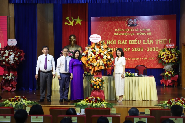 Đồng chí Nguyễn Thị Thu Lan - Phó Bí thư chuyên trách Đảng ủy Bộ Tài chính chuyển tặng lẵng hoa của đồng chí Nguyễn Văn Thắng - Ủy viên Ban Chấp hành Trung ương Đảng, Bộ trưởng Bộ Tài chính chúc mừng Đại hội 