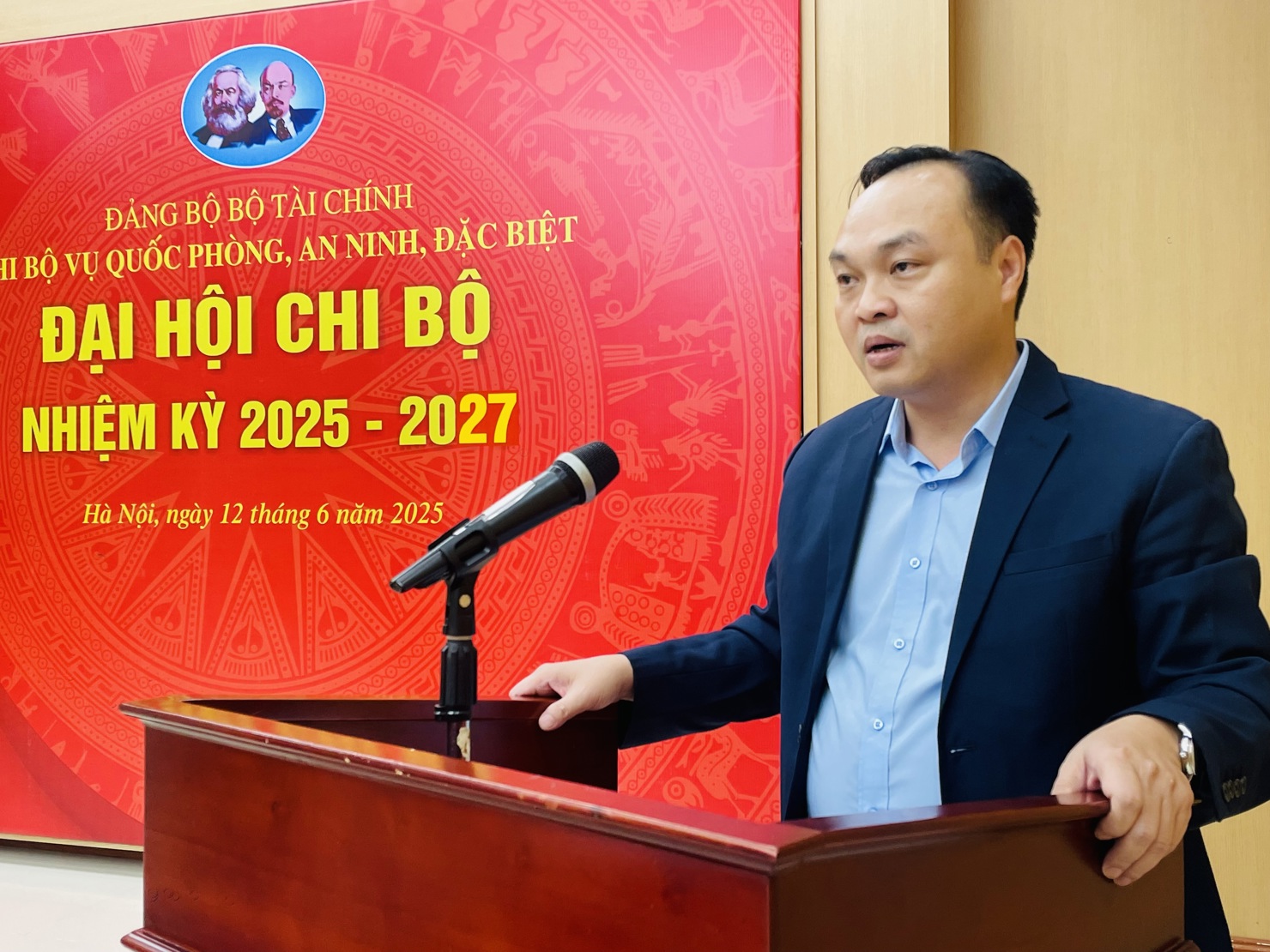 Đồng chí Khổng Văn Ngư - Chánh Văn phòng Đảng ủy Bộ Tài chính phát biểu tại Đại hội. Ảnh: L.Thủy