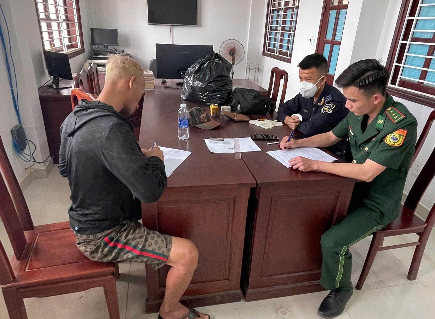 Lực lượng chức năng phối hợp làm việc với đối tượng vi phạm.