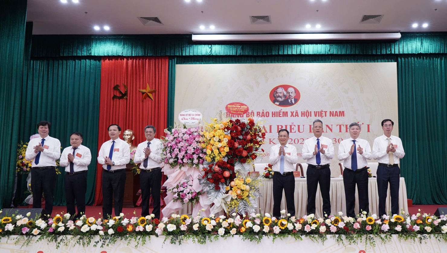 Ông Phạm Đức Thắng - Ủy viên Ban Thường vụ Đảng ủy, Vụ trưởng Vụ Tổ chức cán bộ Bộ Tài chính, tặng hoa chúc mừng Đại hội Đảng bộ BHXH Việt Nam.