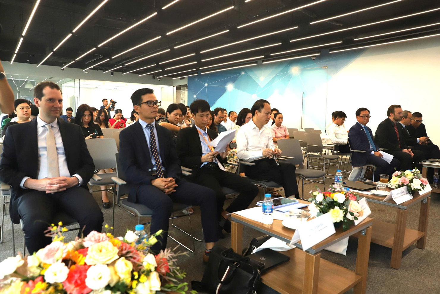 Đại diện các nhà đầu tư, các trường đại học trong và ngoài nước tham dự Hội thảo. Ảnh: Quang Hùng
