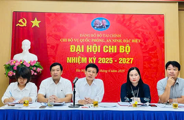 Đoàn Chủ tịch điều hành Đại hội. Ảnh: L.Thủy 