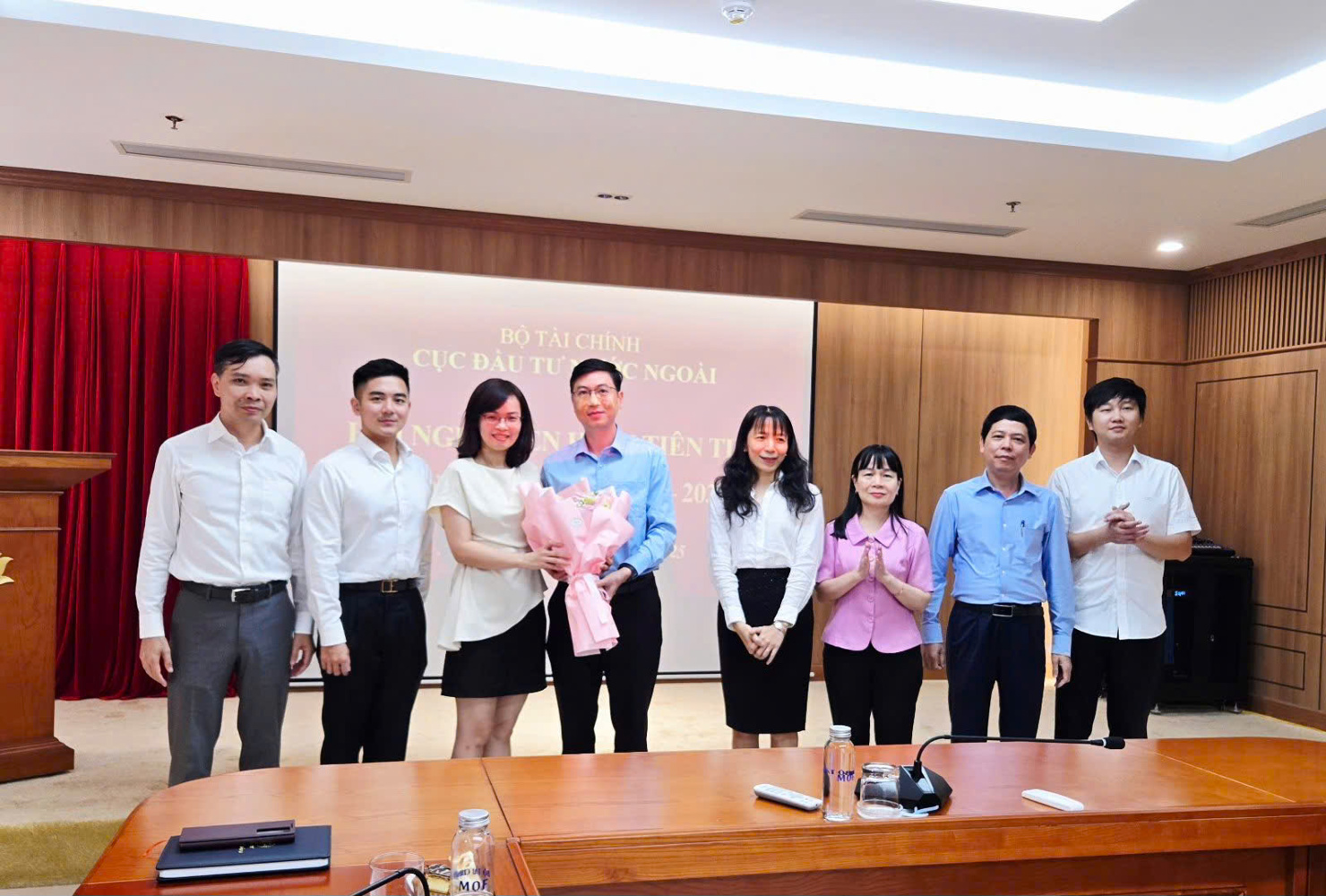  Phó Cục trưởng Cục Đầu tư nước ngoài Đỗ Văn Sử (ngoài cùng bên trái) và Phó Cục trưởng Cục Đầu tư nước ngoài Vũ Văn Chung (thứ hai từ phải sang) chúc mừng các điển hình tiên tiến.