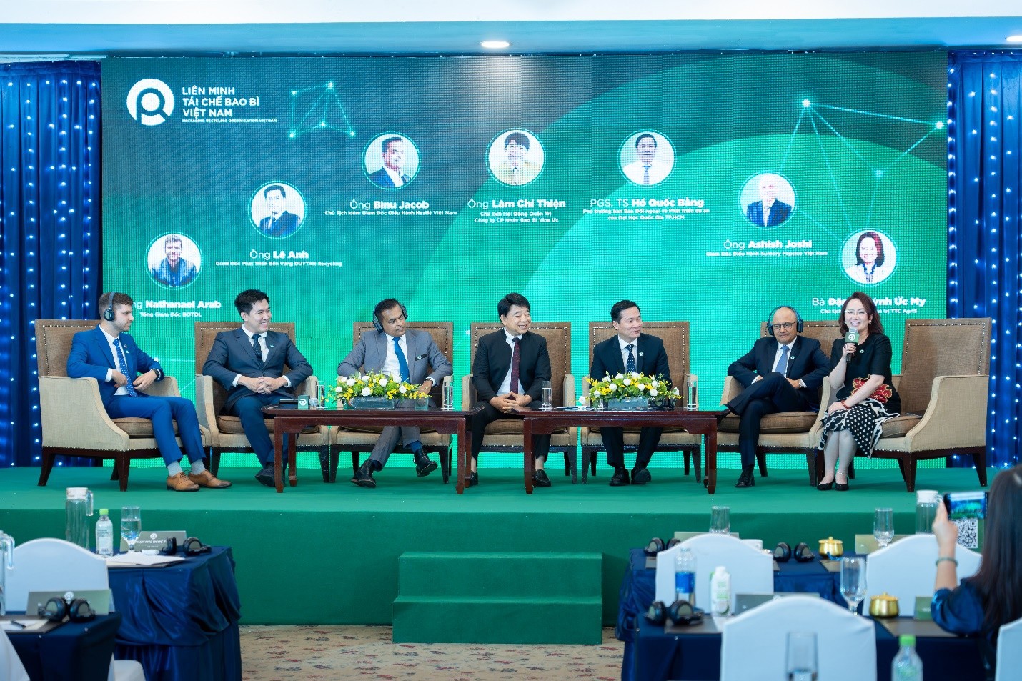 Bà Đặng Huỳnh Ức My - Chủ tịch HĐQT AgriS điều phối phiên thảo luận bàn tròn Hội nghị cùng các lãnh đạo cấp cao các tập đoàn trong Liên minh và Đại học Quốc gia Tp. Hồ Chí Minh, tập trung vào tam giác 3 Nhà.