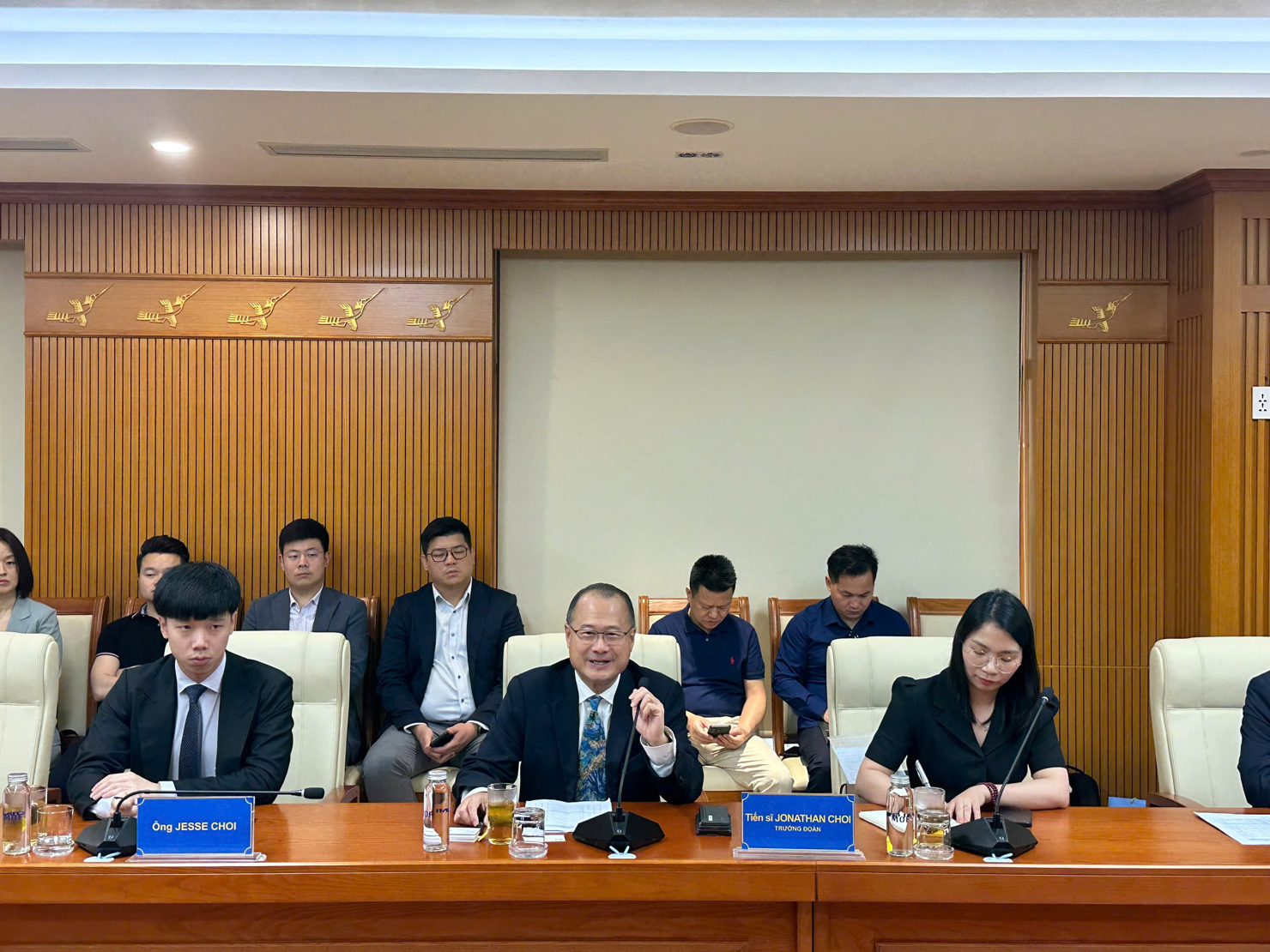 Ông Jonathan Choi, Chủ tịch Tập đoàn Sunwah trao đổi về các vấn đề quan tâm. 