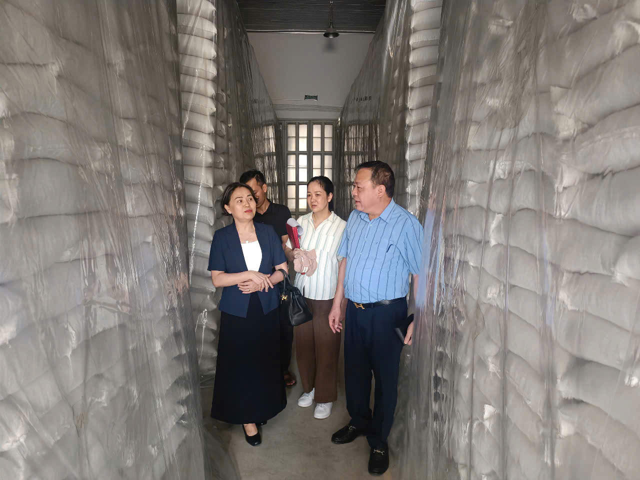 Bà Nguyễn Thị Phố Giang - Phó Cục trưởng Cục DTNN, Trưởng Đoàn kiểm tra số 3 cùng Lãnh đạo Chi cục DTNN khu vực VII trực tiếp kiểm tra chất lượng gạo dự trữ tại điểm kho Thiệu Phú.