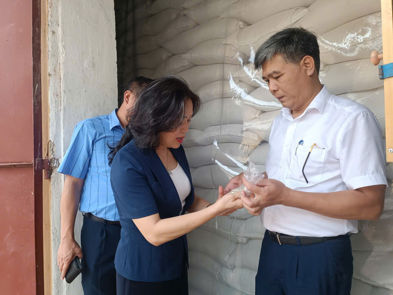Phó Cục trưởng Cục DTNN Nguyễn Thị Phố Giang kiểm tra tình hình thực tế tại điểm kho Thiệu Phú - xã Thiệu Phú, huyện Thiệu Sơn, tỉnh Thanh Hoá.