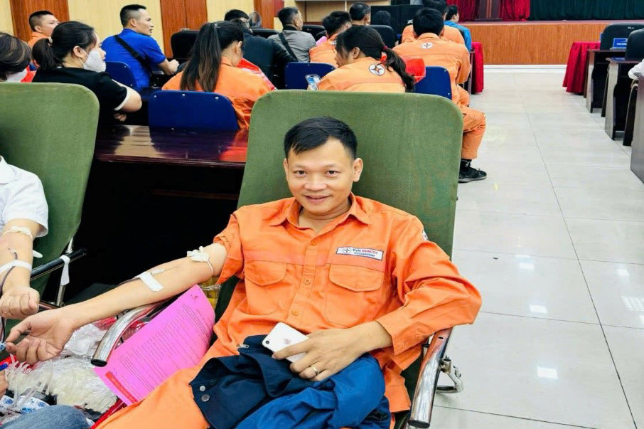 Anh Nguyễn Văn Giáp tham gia hiến máu nhân đạo tại Tuần lễ Hồng EVN
