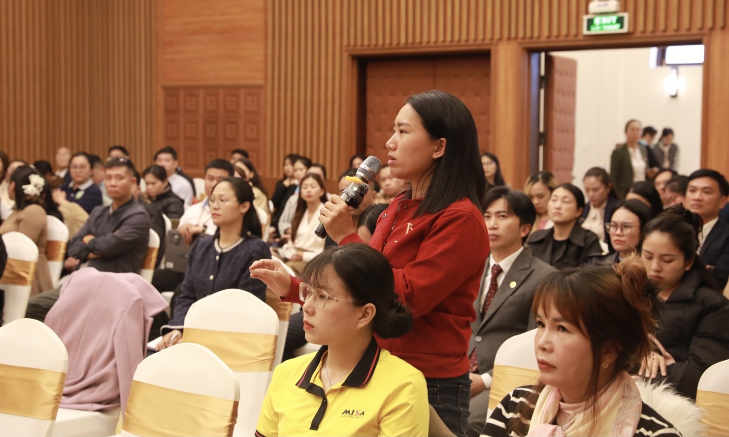 Đại diện doanh nghiệp ở tỉnh Lâm Đồng đặt câu hỏi cho Chi cục Thuế khu vực XIII