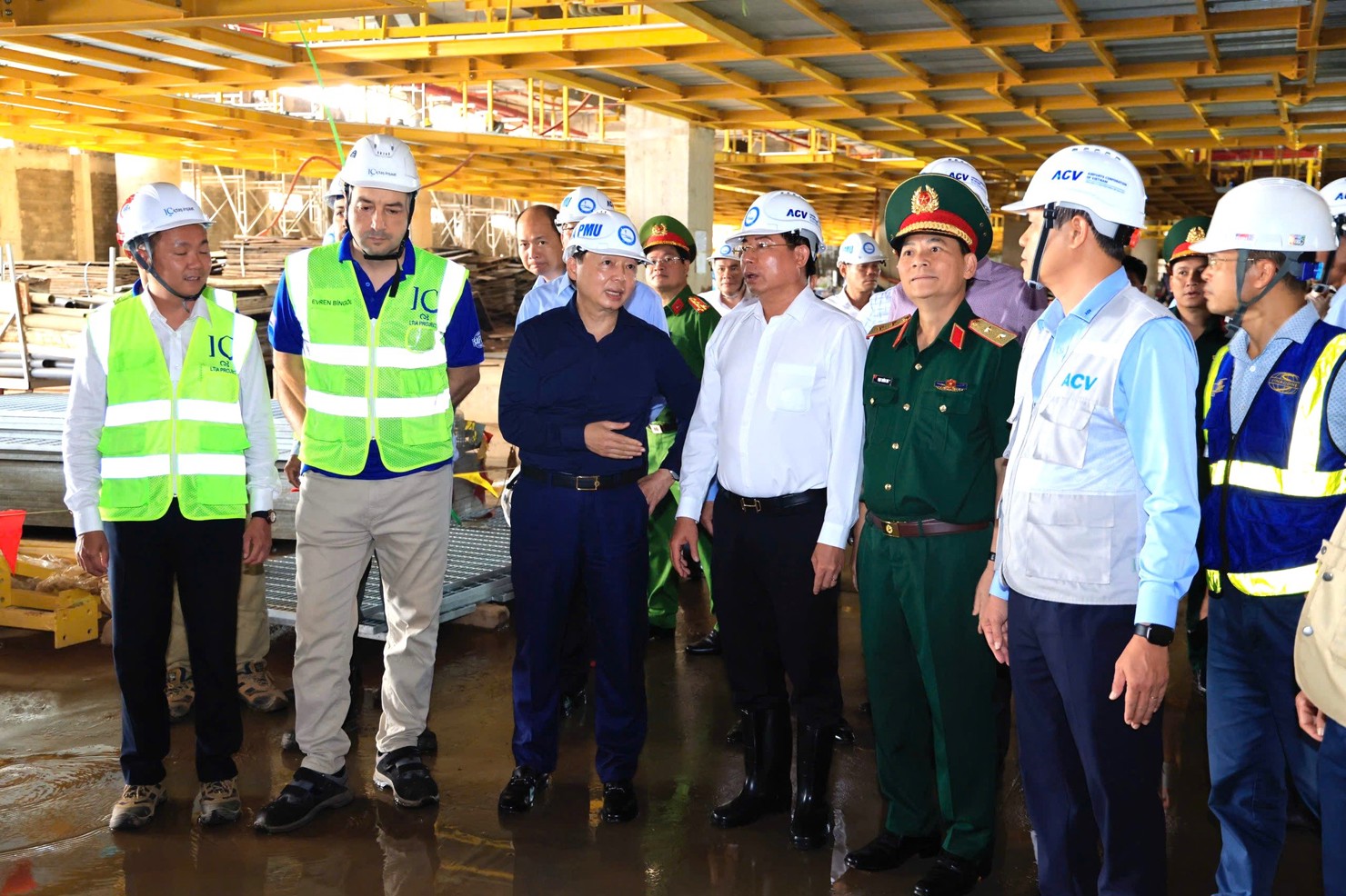 Phó Thủ tướng Trần Hồng Hà kiểm tra thực địa tại dự án Cảng hàng không quốc tế Long Thành. Ảnh: Minh Khôi