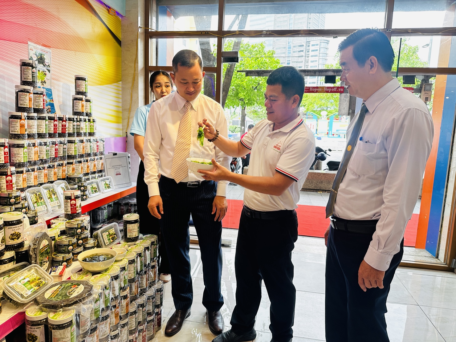 Các đại biểu thưởng thức đặc sản rong biển Ninh Thuận. Ảnh: Thanh Thủy