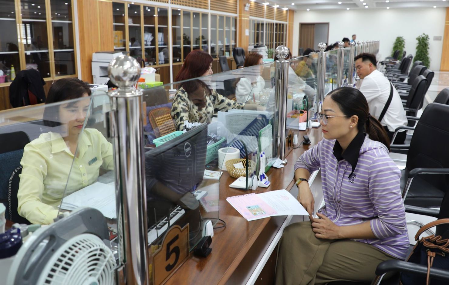 Người lao động l&agrave;m thủ tục tại&nbsp;BHXH khu vực XXVII&nbsp;
