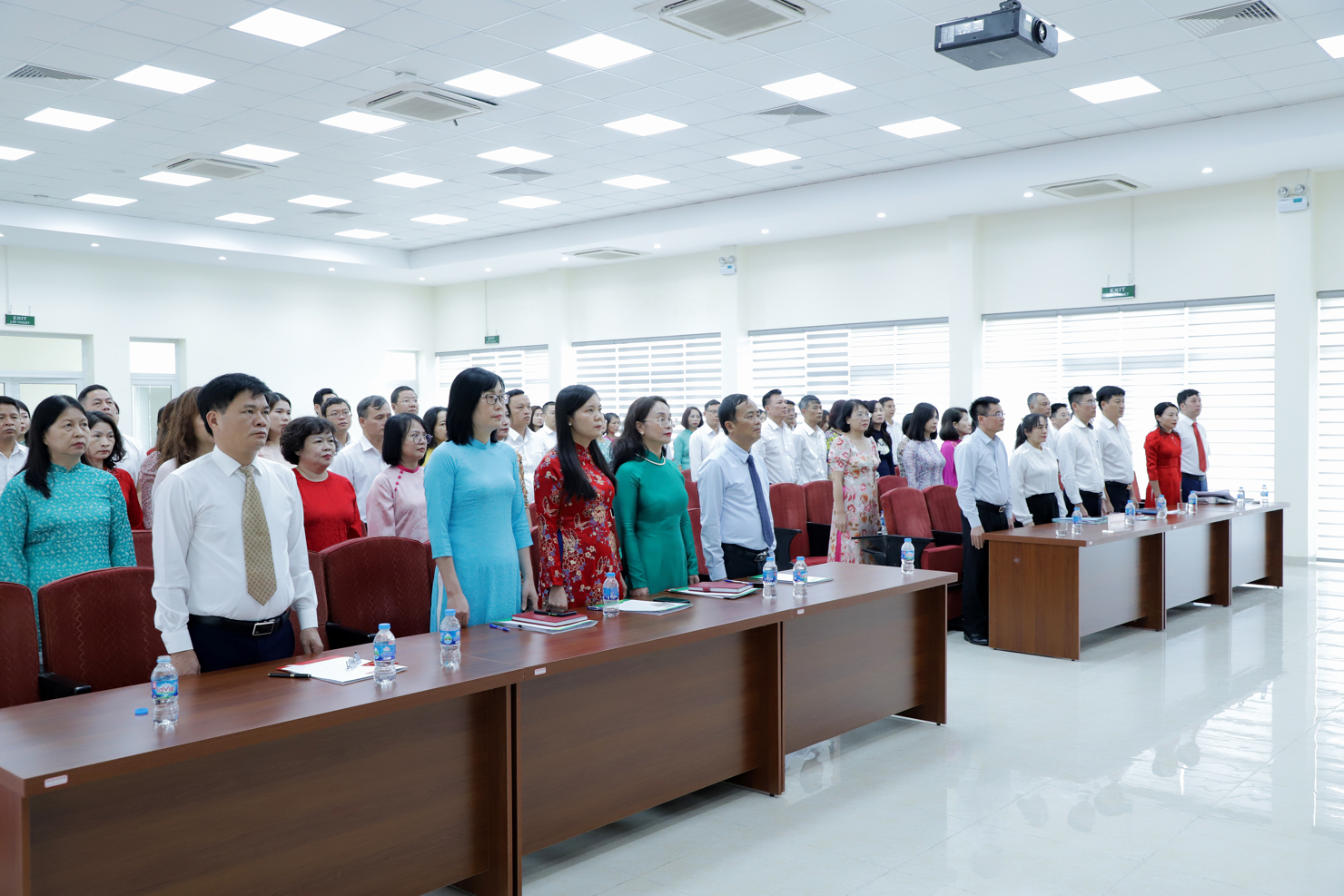 Toàn thể Đại hội thực hiện nghi thức chào cờ. Ảnh: Thanh Hằng.
