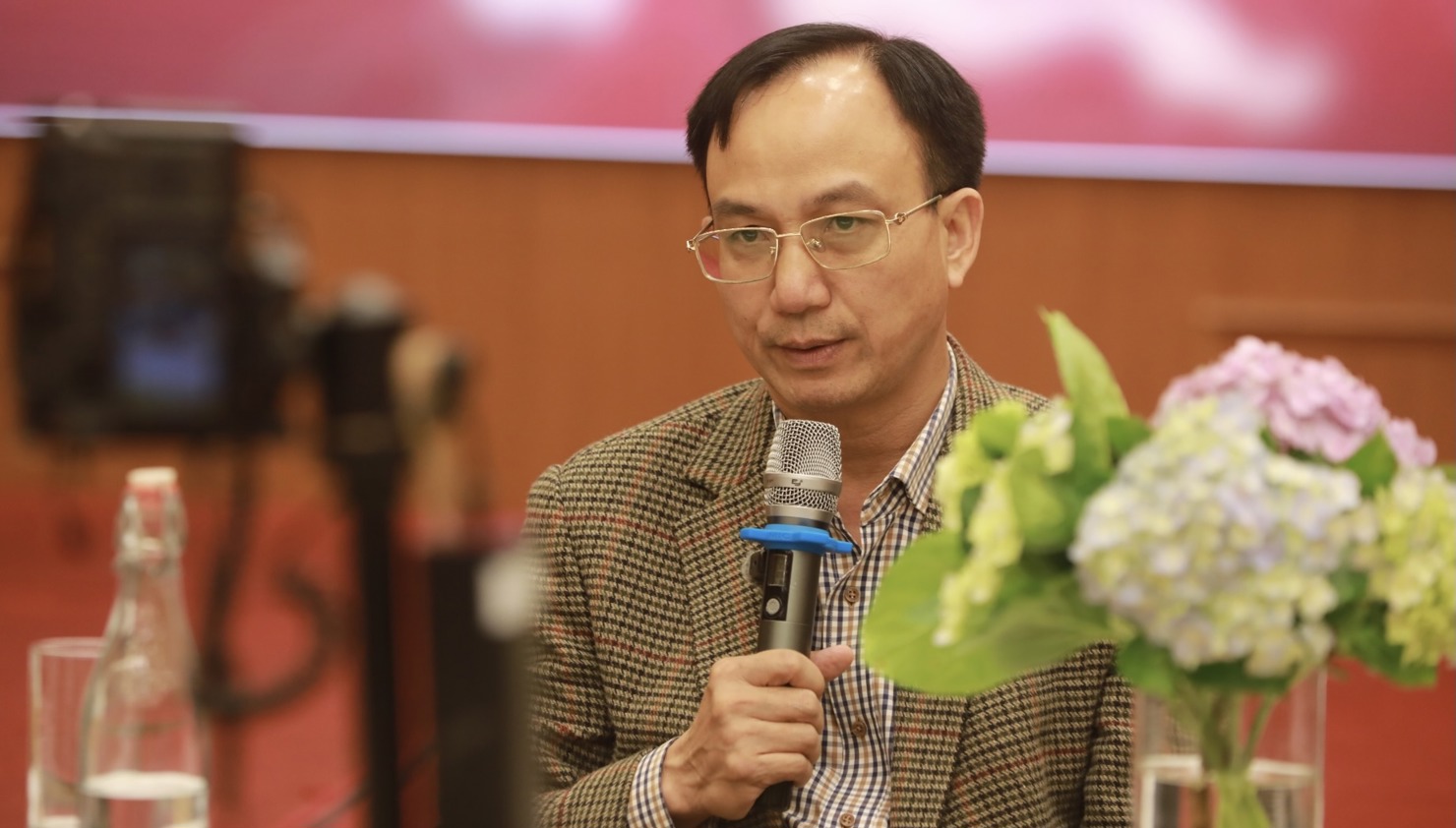 Ông Trần Phương, Phó Chi cục Thuế khu vực XIII giải đáp băn khoăn cho doanh nghiệp