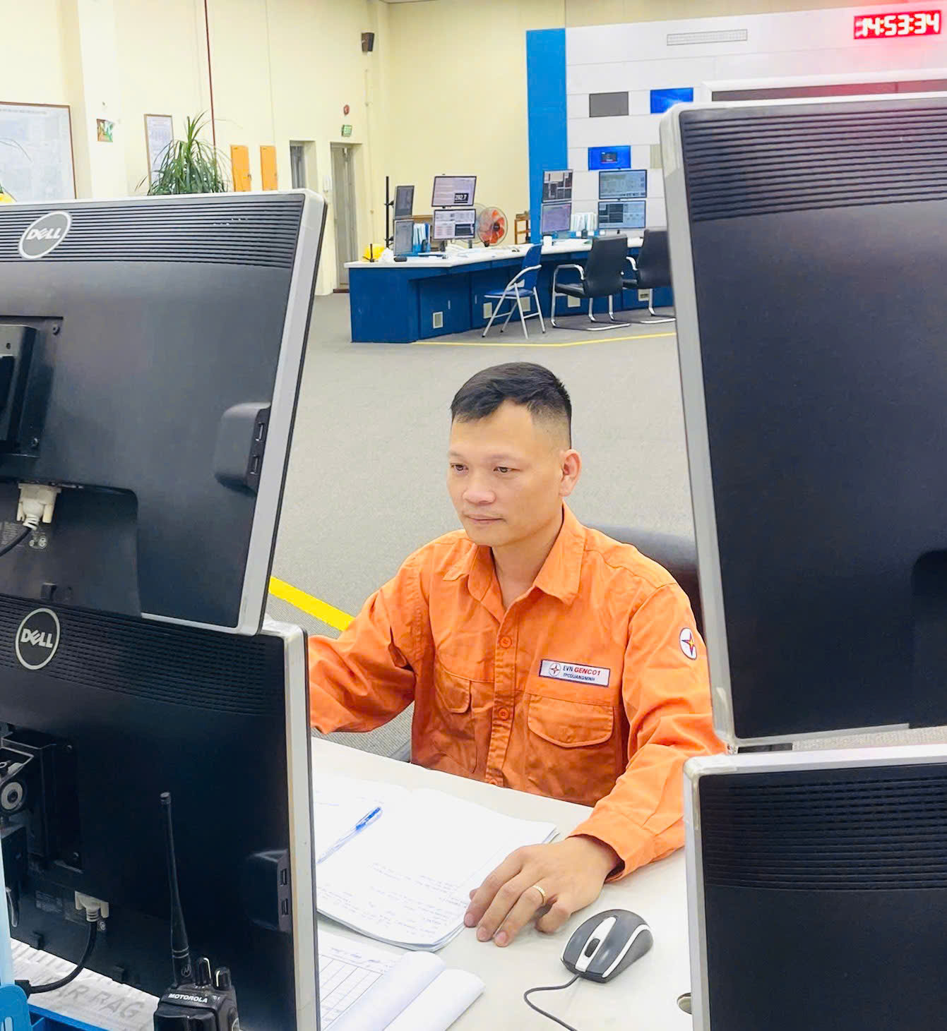 Anh Nguyễn Văn Giáp tại phòng điều khiển Trung tâm, Công ty cổ phần Nhiệt điện Quảng Ninh