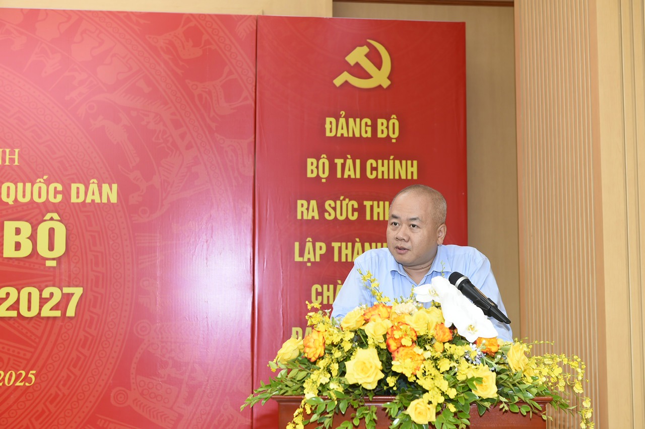 Đồng chí Đỗ Thành Trung - Ủy viên Ban Thường vụ Đảng ủy, Thứ trưởng Bộ Tài chính phát biểu chỉ đạo Đại hội.