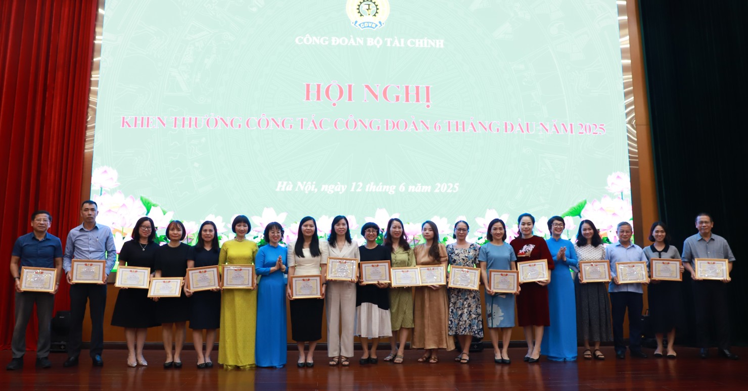 Nhiều tập thể, cá nhân vinh dự được tặng Bằng khen, Giấy khen vì đã có thành tích xuất sắc trong công tác công đoàn năm 2024.
Năm 2024, có 1 đơn vị vinh dự được Tổng Liên đoàn Lao động Việt Nam đã tặng Cờ Thi đua xuất sắc; 1 tập thể và 10 cá nhân vinh dự được tặng Bằng khen của Tổng Liên đoàn Lao động Việt Nam; 06 đơn vị được Công đoàn Viên chức Việt Nam tặng Cờ Thi đua xuất sắc; 16 tập thể và 60 cá nhân Công đoàn Viên chức Việt Nam tặng Bằng khen; 69 tập thể và 580 cá nhân được Công đoàn Bộ Tài chính tặng Giấy khen; đồng thời, 5 cá nhân xuất sắc đã được đề nghị Tổng Liên đoàn Lao động Việt Nam tặng Giải thưởng Gương mặt của năm 2024.