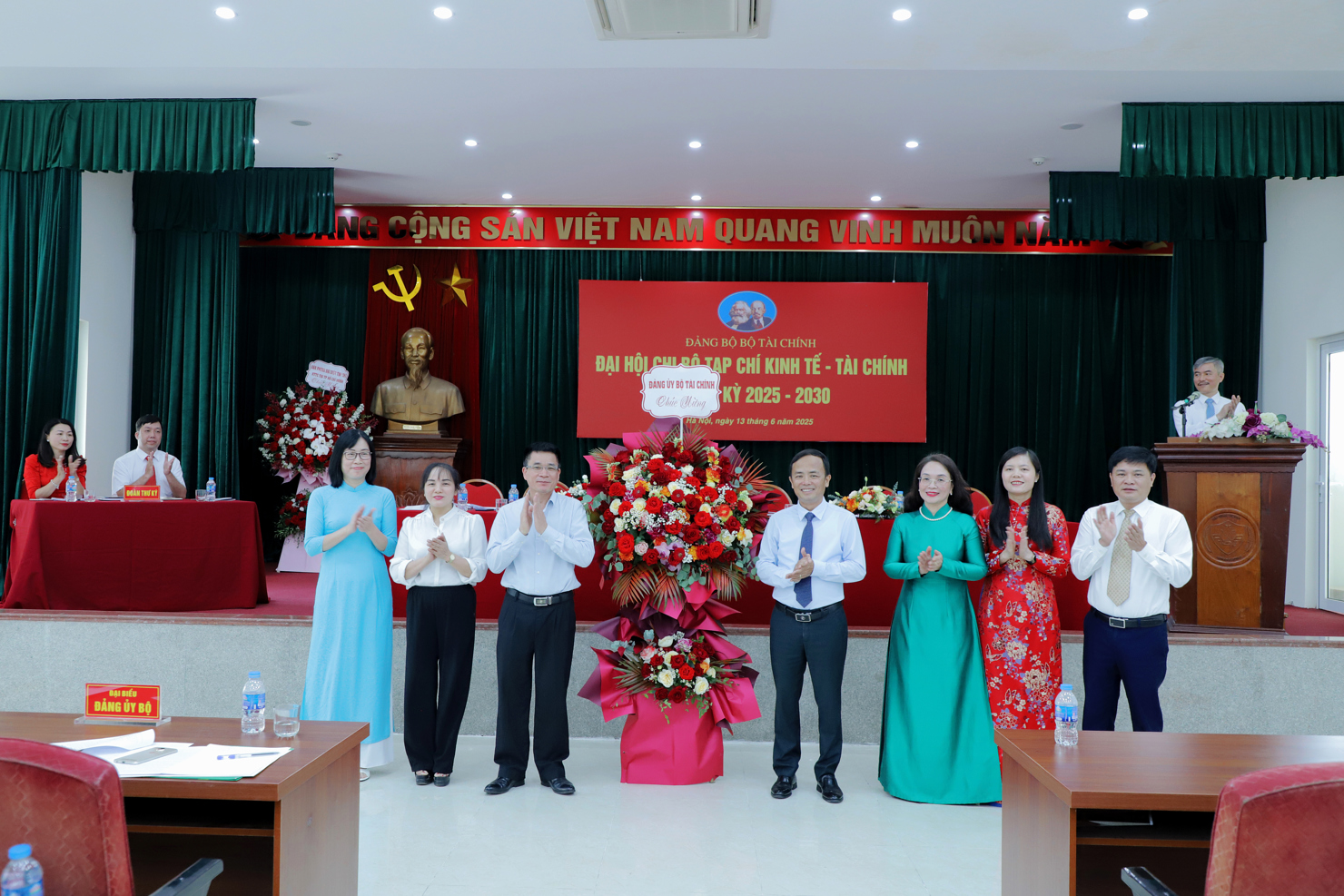 Đại diện Đảng ủy Bộ Tài chính tặng hoa chúc mừng Đại hội. Ảnh: Thanh Hằng