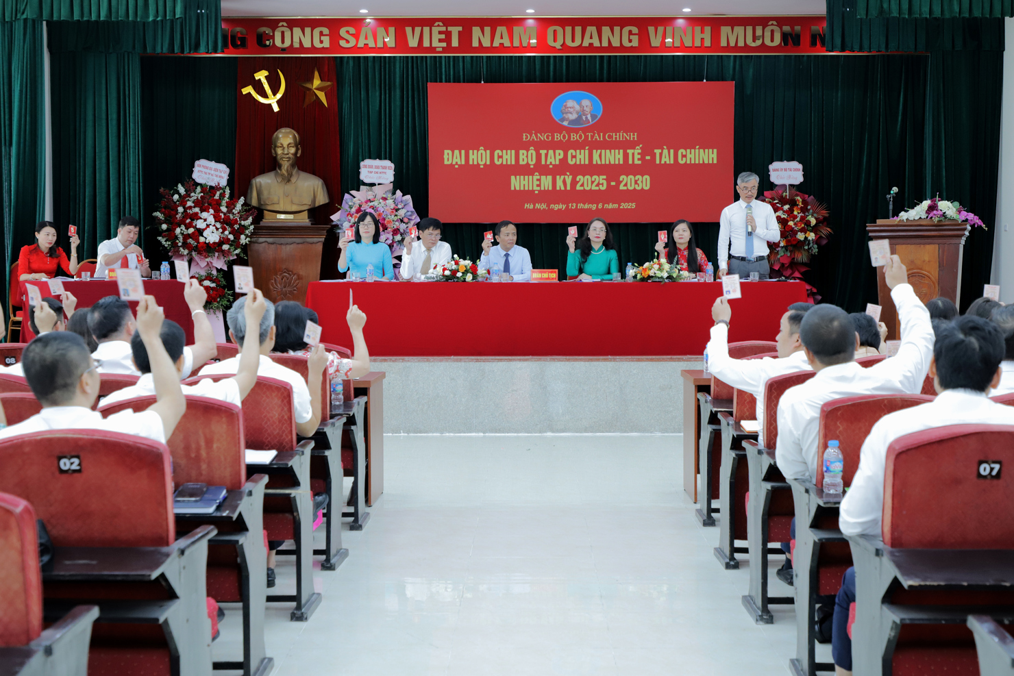 Đại hội đã thông qua Nghị quyết Đại hội Chi bộ Tạp chí Kinh tế - Tài chính nhiệm kỳ 2025-2030. Ảnh: Thanh Hằng. 