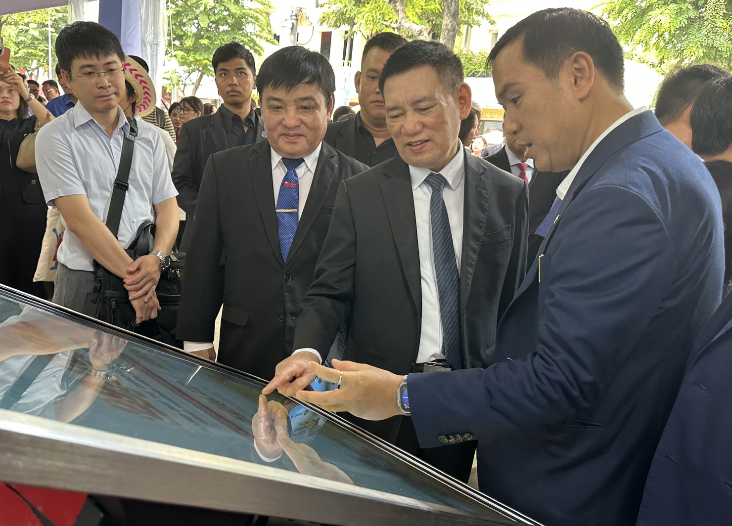 Phó Thủ tướng cùng các đại biểu trải nghiệm các tiện ích hiện đại của các ngân hàng. Ảnh: T.H